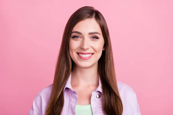 Fényképezés portré nő visel alkalmi ing mosolygós vidám jó hangulat elszigetelt pasztell rózsaszín szín háttér — Stock Fotó
