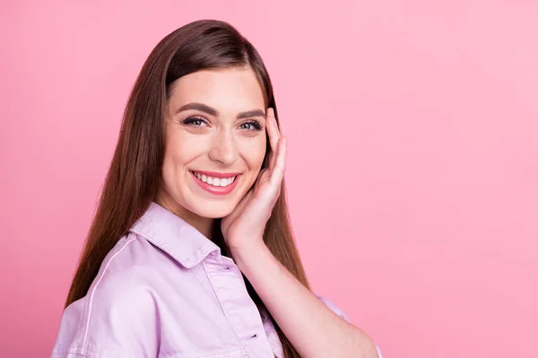 Tedaviden sonra gülümseyen mutlu yüzlü fotoğrafçı kadın izole edilmiş pastel pembe arka plan kopyalama uzayı — Stok fotoğraf