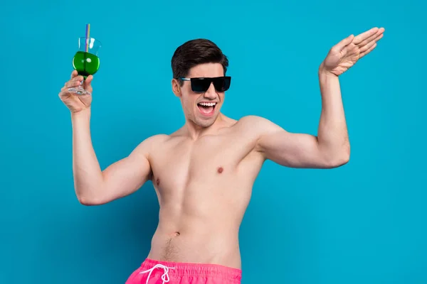 Фото молодого человека счастливой позитивной улыбкой весело вечеринки коктейли отпуск изолированы на синем фоне цвета — стоковое фото