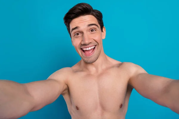 Fénykép elég izgatott fiatal srác topless mosolygós felvétel self video elszigetelt kék szín háttér — Stock Fotó