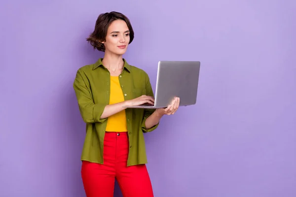 Profile side photo of young girl chat type laptop raport ekonomista lider izolowane ponad fioletowy kolor tła — Zdjęcie stockowe