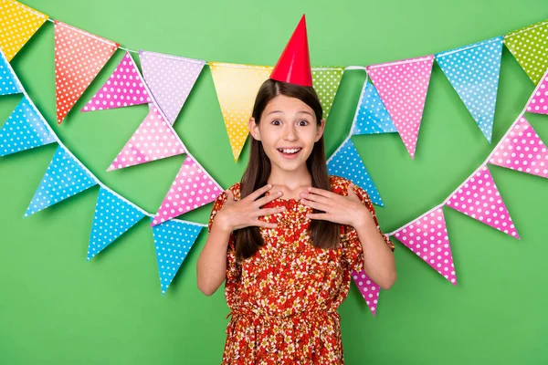 Portret van aantrekkelijke vrolijke meisje hebben plezier feestelijke tijd droom geïsoleerd op fel groene kleur achtergrond — Stockfoto