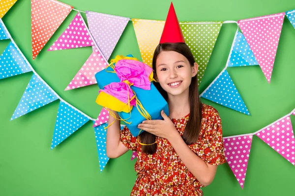 Portret van aantrekkelijke vrolijke meisje knuffelen giftbox feestelijke ambachtelijke eco-papier geïsoleerd op fel groene kleur achtergrond — Stockfoto