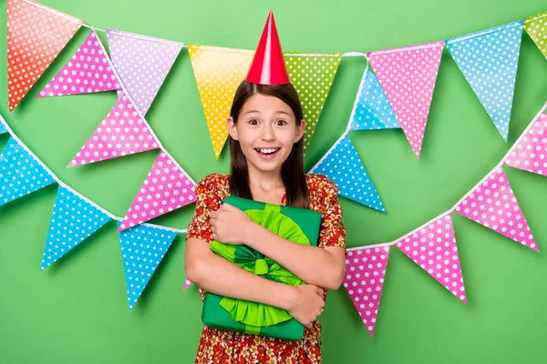 Portret van aantrekkelijke vrolijke meisje knuffelen giftbox feestelijke tijd stemming geïsoleerd op helder groene kleur achtergrond — Stockfoto