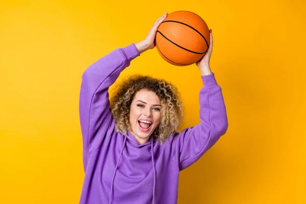 Fotografie mladé veselá dívka dobrá nálada hrát hru sportovní hobby víkend izolované přes žlutou barvu pozadí — Stock fotografie