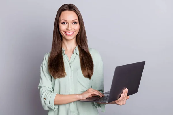Foto de engraçado morena agente senhora tipo laptop desgaste blusa isolada no fundo de cor cinza — Fotografia de Stock
