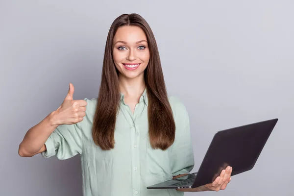 Zdjęcie ładne brunetka ceo lady pokazać kciuk do góry trzymać laptopa nosić bluzkę izolowane na szarym tle kolor — Zdjęcie stockowe