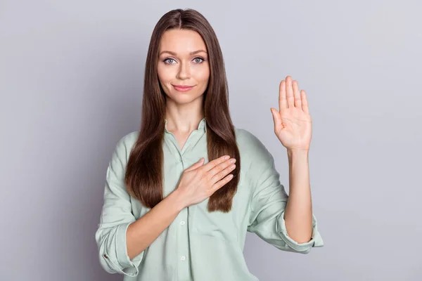 Foto von optimistischen brünette Dame beten tragen blaue Bluse isoliert auf grauem Hintergrund — Stockfoto