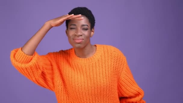 Frau männliche Hand Gesicht nicht sehen müssen Linse isoliert lebendige Farbe Hintergrund — Stockvideo