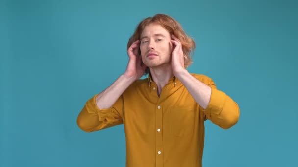 Stílusos srác megérint vörös hajú szalon kezelés elszigetelt fény szín háttér — Stock videók