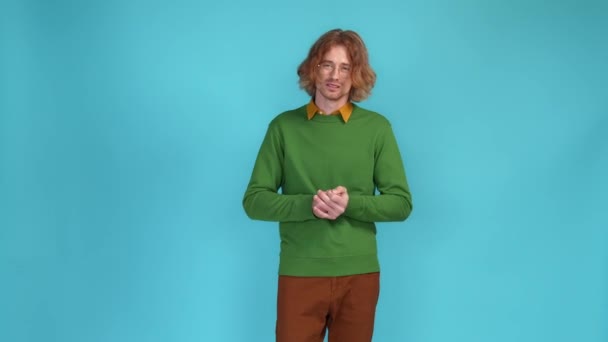 Verbijsterd man antwoord les examen onbewust geïsoleerde glans kleur achtergrond — Stockvideo