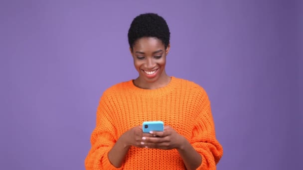 Korte kont harige mannelijke vrouw gebruik gadget post geïsoleerde violette kleur achtergrond — Stockvideo