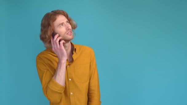 Aufgeregt Kerl Antwort Gadget-Anruf sprechen isoliert Glanz Farbe Hintergrund — Stockvideo