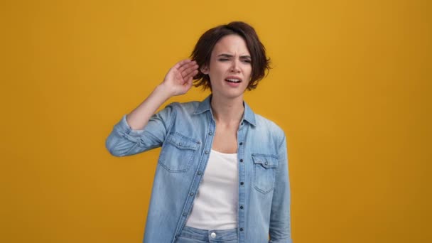 Dépassé dame burnout bâillement étirer bras isolé couleur vive arrière-plan — Video