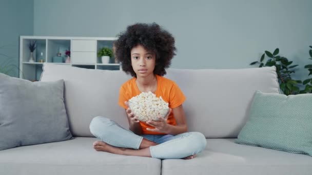 Bambino blocco tenere snack spaventato serie sedersi divano al coperto soggiorno — Video Stock