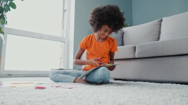 Kinder sitzen Couch Schere geschnitten Karton präsentieren Handarbeit 8-März Herz drinnen — Stockvideo