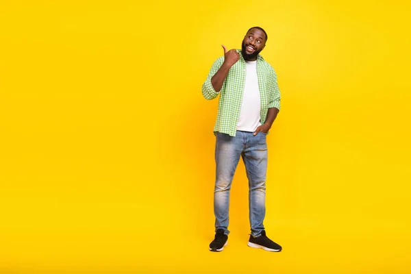 Plná délka portrét pozitivní veselý chlap vypadají přímo prst prázdný prostor propagační nabídka izolované na žlutém pozadí — Stock fotografie