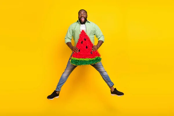 Foto de cuerpo entero de sorprendido persona sorprendida boca abierta gran collage de melón aislado sobre fondo de color amarillo — Foto de Stock