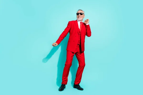 Foto de un hombre bastante retirado usar traje rojo de tres piezas gafas oscuras bailando aislado color turquesa fondo —  Fotos de Stock