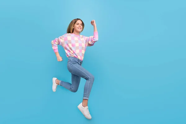 Lunghezza completa dimensione del corpo vista di attraente motivato ragazza allegra salto corsa maratona isolato su sfondo di colore blu brillante — Foto Stock