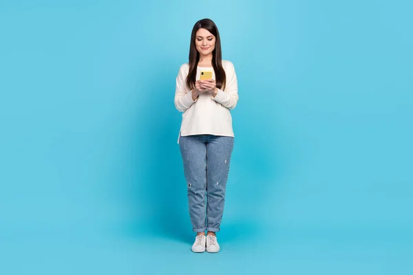 フルサイズの写真の若いかなり女性使用モバイルボタンポストのようなコメント隔離された青の色の背景 — ストック写真