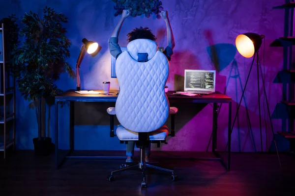 Foto av dam designer frilansare använda gadget monitor skärm nävar upp skydd hacker på arbetsplatsen arbetsstation kväll sent — Stockfoto