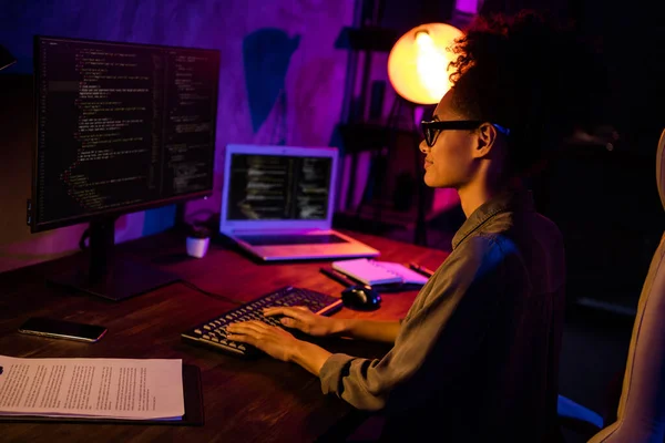 Zdjęcie profilowe inteligentnej frontowej pani freelancer piszącej outsourcing optymalizacji serwera w miejscu pracy — Zdjęcie stockowe