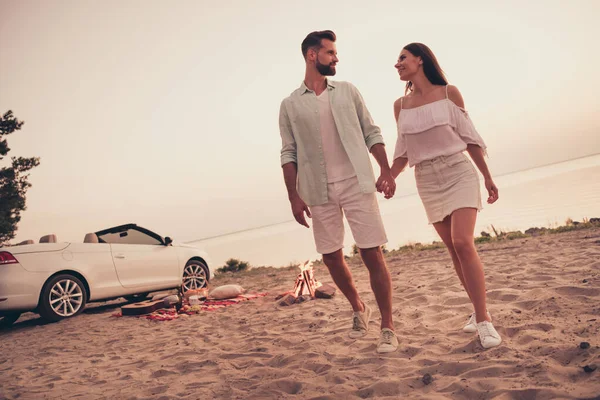 Фото очаровательного мужа жена носить белые наряды улыбаясь езда на автомобиле пешком пляж за пределами страны маршрут — стоковое фото