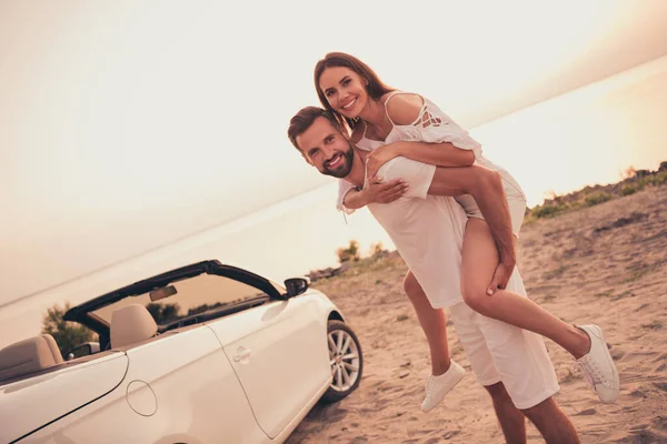 Профиль стороне фото молодой прекрасной пары счастливой позитивной улыбкой biggyback отпуск романтический медовый месяц на открытом воздухе — стоковое фото