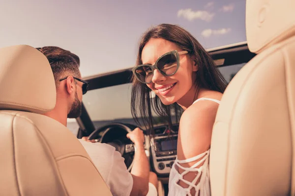 Foto de novio alegre novia buen humor paseo cabriolet en el extranjero historia romántica fecha fin de semana al aire libre —  Fotos de Stock