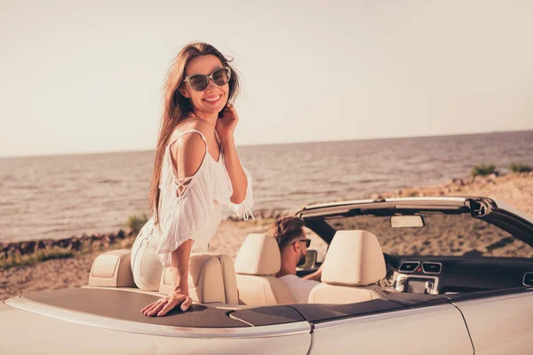 Foto von attraktiven jungen Frau tragen Sonnenbrille sonniges Wetter genießen Flitterwochen Reise mit Mann im Freien — Stockfoto