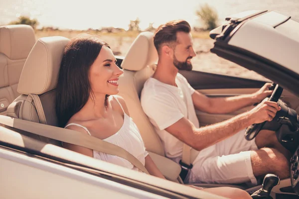 Foto di marito moglie persone guidare veicolo servizio stradale auto volante vacanza sogno romantico all'aperto — Foto Stock