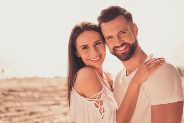 Retrato de casal alegre atraente abraçando ligação gastar mel lua se divertindo ar fresco ao ar livre — Fotografia de Stock