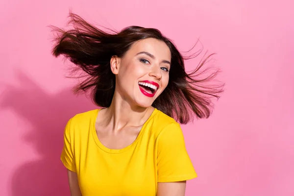 Foto de bonito adorável jovem senhora vestida roupas amarelas sorrindo vento soprando isolado cor-de-rosa fundo — Fotografia de Stock
