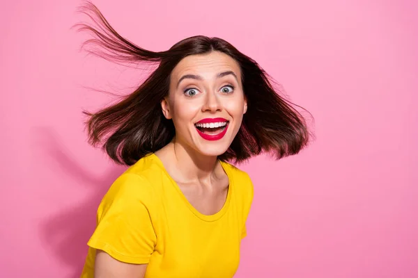 Foto de impactada señora joven divertida vestida ropa amarilla sonriendo viento de boca abierta soplando aislado color rosa fondo —  Fotos de Stock