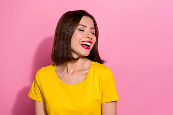 Foto de brilhante engraçado jovem mulher usar roupa amarela olhos fechados rindo espaço vazio sorrindo isolado cor de fundo rosa — Fotografia de Stock