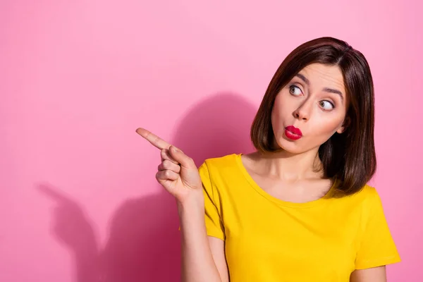 Foto von charmanten lustigen jungen Frau tragen gelbes Outfit Lippen schmollte zeigen leeren Raum isoliert rosa Farbe Hintergrund — Stockfoto