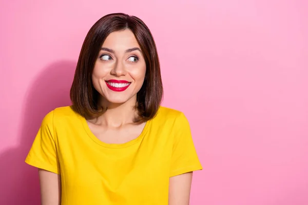 Foto de morena bonito jovem senhora olhar promo desgaste vívido t-shirt isolado no fundo cor-de-rosa pastel — Fotografia de Stock