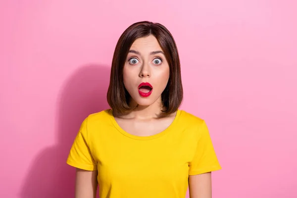 Foto der Brünette traurig junge Dame Blick Kamera tragen lebendige T-Shirt isoliert auf pastellrosa Hintergrund — Stockfoto