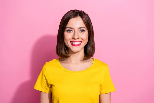 Foto de morena legal jovem senhora usar camiseta amarela isolada no fundo cor-de-rosa pastel — Fotografia de Stock