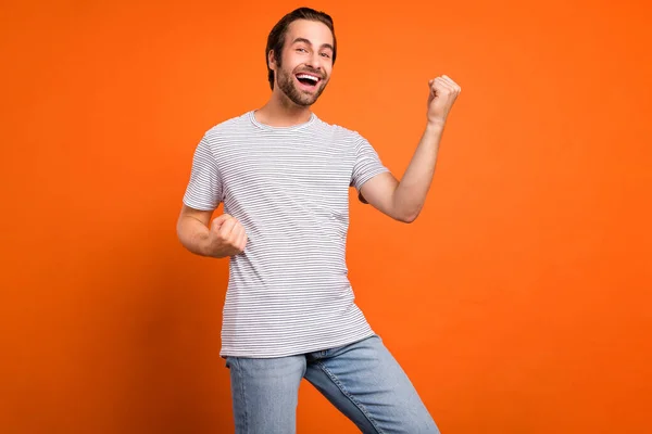 Foto van jonge man goed humeur vreugde win vuisten handen doel dragen casual outfit geïsoleerd over oranje kleur achtergrond — Stockfoto