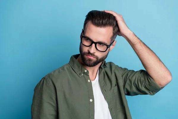 Profiel foto van intelligente viriel koele jongen genieten van nieuwe kapsel slijtage groene shirt geïsoleerde blauwe kleur achtergrond — Stockfoto