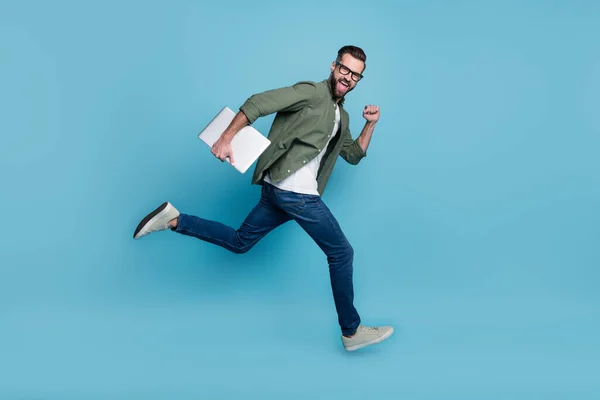 Foto lateral de perfil de tamaño completo de hombre de negocios guapo corriendo velocidad rápida celebrar portátil aislado en fondo de color azul —  Fotos de Stock