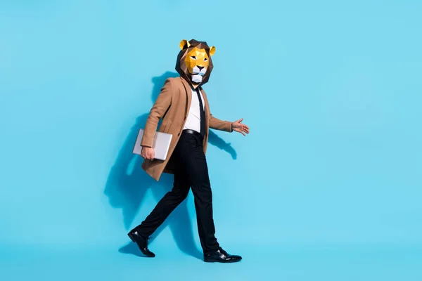 Full size profilo lato foto di successo emloyer ragazzo leone maschera andare tenere netbook tema occasione showman isolato su sfondo di colore blu — Foto Stock