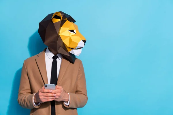 Profil boczne zdjęcie dziwaka w masce lwa używać smartfona tekst social-network rabat wygląd puste miejsce odizolowany niebieski kolor tło — Zdjęcie stockowe