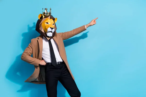 Foto pria aneh yang eksentrik masker singa ruang kosong menampilkan tema yang terisolasi dari latar belakang warna biru — Stok Foto