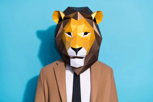 Портрет причудливый необычный человек маска льва выглядят инкогнито носить верхнюю одежду изолированы на синем фоне цвета — стоковое фото