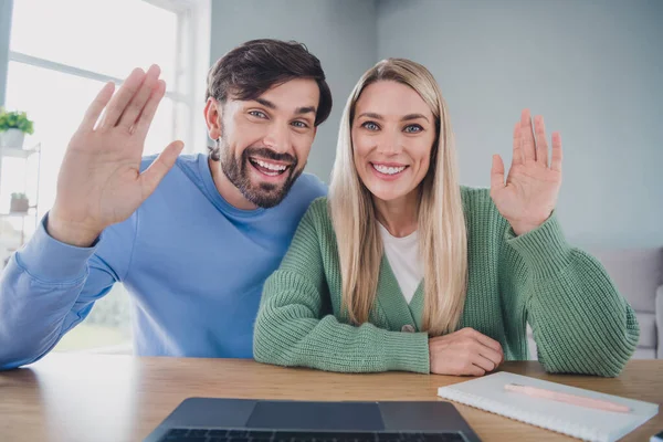 Retrato de dos personas alegres atractivas usando el ordenador portátil haciendo videollamada saludos hola saludos en casa en interiores — Foto de Stock