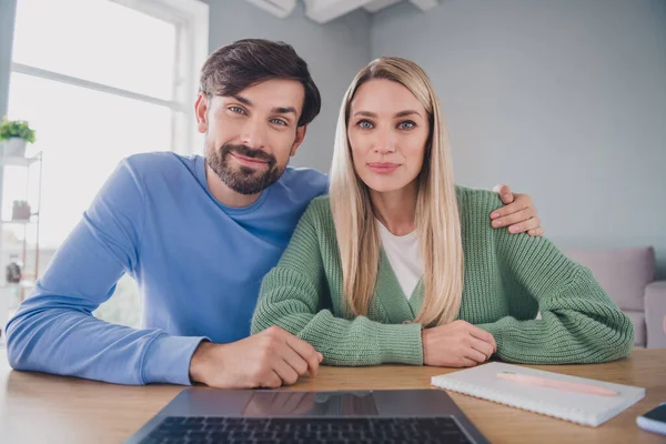 Fénykép a srác hölgy ül asztal ölelés kollégák partnerség csevegés keresztül modern netbook apartman szobában — Stock Fotó