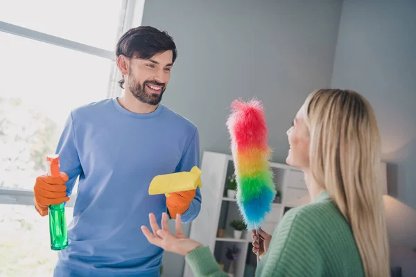 Fénykép a házastársak fickó élvezni hétvégi takarítás feladatok kommunikál hold porszívó mosószer rongy latex kesztyű beltéri apartman szobában — Stock Fotó